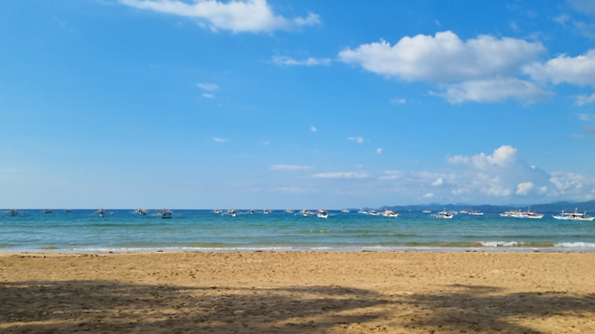 호텔과 마주한 사방 해변 / 사진=김혜성 여행+ 기자