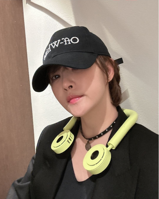 김선아는 짧은 길이의 목걸이와 목 주위의 스터드 초커로 록 시크 스타일을 강조했다.사진=김선아 SNS