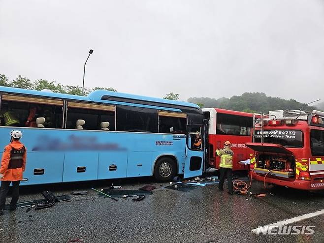 26일 오후 충북 청주시 흥덕구 옥산면 경부고속도로 하행선 옥산IC 인근에서 차량 5대가 연쇄 추돌해 25명이 다쳤다. /사진제공=청주서부소방서