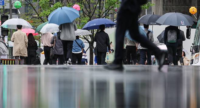 서울 종로구 광화문광장에서 우산을 쓴 시민들이 발걸음을 옮기고 있다./사진=뉴스1