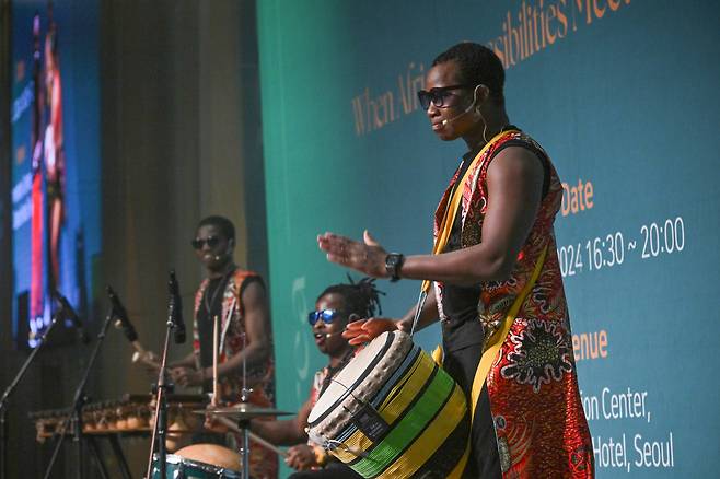 아프리카 댄스 컴퍼니 TAGG가 23일 오후 서울 서대문구 스위스 그랜드 호텔 컨벤션센터에서 열린 ‘아프리카의 날 2024 기념 비즈포럼’ 2부 아프리카의 날 축하행사에서 축하공연을 하고 있다. 임세준 기자