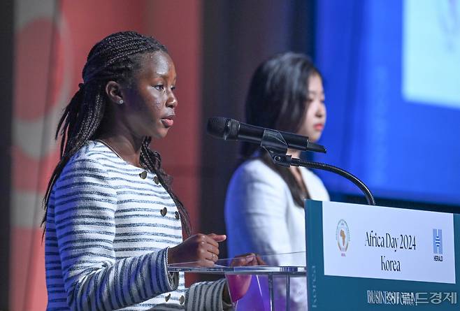 탄자니아·한국의 학생들이 23일 오후 서울 서대문구 스위스 그랜드 호텔 컨벤션홀에서 열린 아프리카의 날 2024 기념 비즈포럼 축하행사에서 발표를 하고 있다. 이날 발표자로 나선 탄자니아 출신의 펄 마부라(왼쪽부터) 학생과 한국의 나지안 학생. 임세준 기자