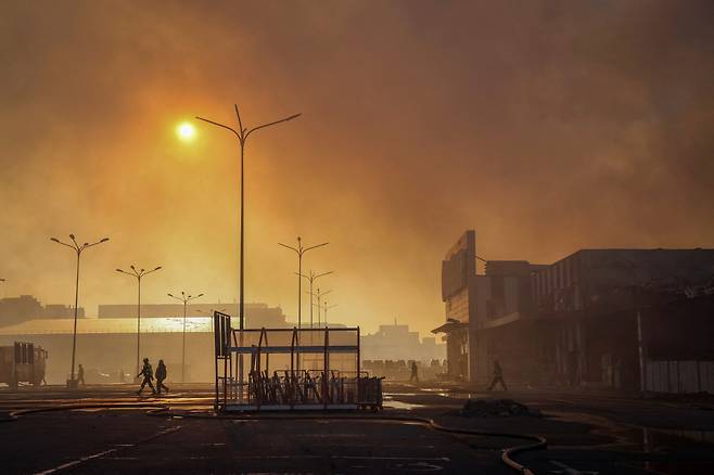 25일(현지시간) 우크라이나 하르키우시에서 러시아의 공습을 받은 건물이 불에 타고 있다. [로이터]