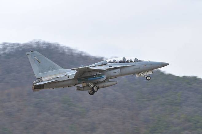 [서울=뉴시스] 홍효식 기자 = 공군은 7일 적의 화력도발과 순항미사일 발사 등 복합도발에 대응하기 위해 서해 해상사격장에서 실사격 훈련을 실시했다. 사진은 FA-50 전투기가 원주기지에서 실사격 훈련을 위해 활주로를 이륙하는 모습. (사진=공군 제공) 2024.03.07. photo@newsis.com *재판매 및 DB 금지