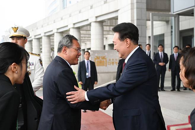 [서울=뉴시스] 윤석열 대통령이 26일 서울 용산 대통령실 청사 앞에서 리창 중국 국무원 총리와 만나 악수하고 있다. (사진=대통령실 제공) 2024.05.26. photo@newsis.com *재판매 및 DB 금지