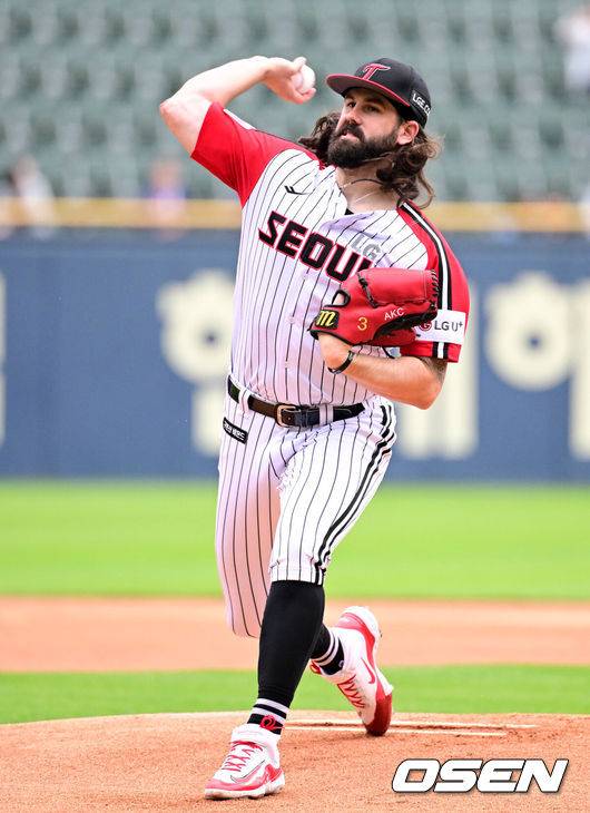 [OSEN=잠실, 지형준 기자] 26일 오후 서울 잠실야구장에서 ‘2024 신한 SOL BANK KBO리그’ LG 트윈스와 NC 다이노스의 경기가 열렸다.이날 LG는 켈리, NC는 카스타노를 선발로 내세웠다.1회초 LG 켈리가 역투하고 있다. 2024.05.26 / jpnews@osen.co.kr