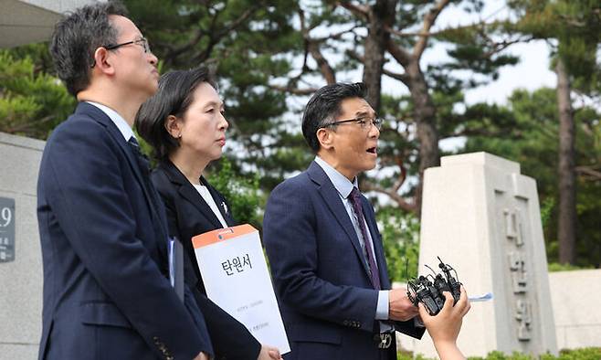 전국의과대학교수협의회(전의교협)이 지난 24일 오후 서울 서초구 대법원 앞에서 의대 증원 취소를 촉구하며 연 ''대법원 탄원서 접수 및 기자회견''에서 배장환 충북대의대 비상대책위원회 위원장(오른쪽)이 발언하고 있다. 연합뉴스
