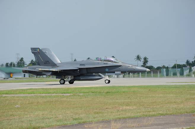 말레이시아 공군 F/A-18D 전투기가 활주로를 이동하고 있다. 세계일보 자료사진
