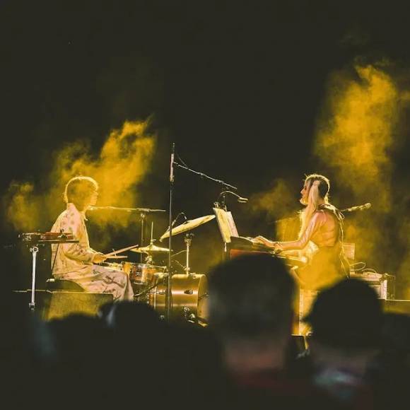 2023년 코첼라 무대에서 연주하는 모습. 출처: DOMi & JD BECK 유튜브