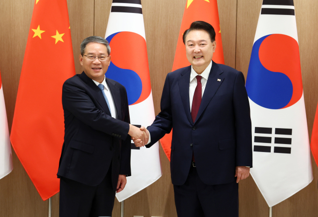 윤석열 대통령과 리창 중국 국무원 총리가 26일 서울 용산 대통령실에서 열린 회담에서 악수하고 있다. 연합뉴스