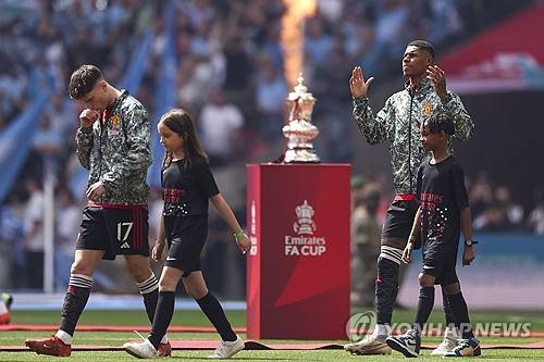 맨체스터 유나이티드는 25일 영국 런던에 위치한 웸블리 스타디움에서 열린 맨체스터 시티와의 잉글랜드 FA컵 결승전에서 승리하면서 우승을 차지했다. 이번 우승으로 맨유는 8년 만에 통산 13번째 FA컵 우승을 달성했고 지난 시즌 카라바오컵 우승에 이어 2년 연속 유관으로 시즌을 마쳤다. 또 FA컵에서 우승하면서 리그 8위를 차지했음에도 다음 시즌 UEFA 유로파리그에 진출할 수 있게 됐다. 맨유가 유로파리그로 향하면서 6위 첼시는 유로파 콘퍼런스리그에 나가고 7위 뉴캐슬 유나이티드는 유럽대항전 진출이 좌절됐다. 연합뉴스