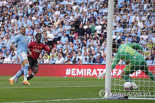맨체스터 유나이티드는 25일 영국 런던에 위치한 웸블리 스타디움에서 열린 맨체스터 시티와의 잉글랜드 FA컵 결승전에서 승리하면서 우승을 차지했다. 이번 우승으로 맨유는 8년 만에 통산 13번째 FA컵 우승을 달성했고 지난 시즌 카라바오컵 우승에 이어 2년 연속 유관으로 시즌을 마쳤다. 또 FA컵에서 우승하면서 리그 8위를 차지했음에도 다음 시즌 UEFA 유로파리그에 진출할 수 있게 됐다. 맨유가 유로파리그로 향하면서 6위 첼시는 유로파 콘퍼런스리그에 나가고 7위 뉴캐슬 유나이티드는 유럽대항전 진출이 좌절됐다. 연합뉴스