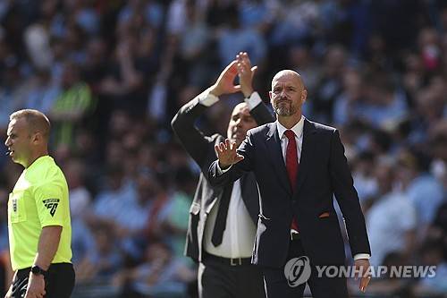 맨체스터 유나이티드는 25일 영국 런던에 위치한 웸블리 스타디움에서 열린 맨체스터 시티와의 잉글랜드 FA컵 결승전에서 승리하면서 우승을 차지했다. 이번 우승으로 맨유는 8년 만에 통산 13번째 FA컵 우승을 달성했고 지난 시즌 카라바오컵 우승에 이어 2년 연속 유관으로 시즌을 마쳤다. 또 FA컵에서 우승하면서 리그 8위를 차지했음에도 다음 시즌 UEFA 유로파리그에 진출할 수 있게 됐다. 맨유가 유로파리그로 향하면서 6위 첼시는 유로파 콘퍼런스리그에 나가고 7위 뉴캐슬 유나이티드는 유럽대항전 진출이 좌절됐다. 연합뉴스