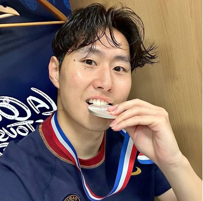 PSG는 26일 프랑스 릴에 위치한 스타드 피에르 모루아에서 열린 올랭피크 리옹과의 쿠프 드 프랑스 결승전서 2 대 1로 승리해 우승을 차지했다. PSG가 대회 정상에 오르면서 이강인은 이번 시즌 또 하나의 트로피를 추가했다. 지난해 여름 PSG로 이적한 이강인은 트로페 데 샹피옹과 리그1에서 우승한 후 쿠프 드 프랑스까지 정상에 오르면서 국내 대회 3개를 모두 제패해 도메스틱 트레블을 달성했다. 이강인은 경기 후 자신의 SNS을 통해 우승 메달을 입에 물고 있는 사진을 올리면서 이번 시즌 3번째 우승을 자축했다. 이강인 SNS