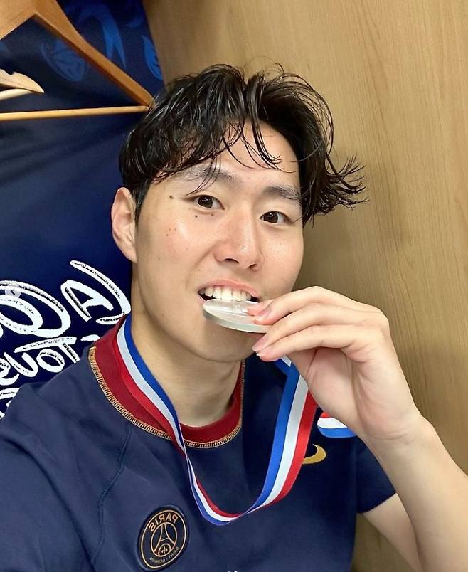 PSG는 26일 프랑스 릴에 위치한 스타드 피에르 모루아에서 열린 올랭피크 리옹과의 쿠프 드 프랑스 결승전서 2 대 1로 승리해 우승을 차지했다. PSG가 대회 정상에 오르면서 이강인은 이번 시즌 또 하나의 트로피를 추가했다. 지난해 여름 PSG로 이적한 이강인은 트로페 데 샹피옹과 리그1에서 우승한 후 쿠프 드 프랑스까지 정상에 오르면서 국내 대회 3개를 모두 제패해 도메스틱 트레블을 달성했다. 이강인은 경기 후 자신의 SNS을 통해 우승 메달을 입에 물고 있는 사진을 올리면서 이번 시즌 3번째 우승을 자축했다. 이강인 SNS