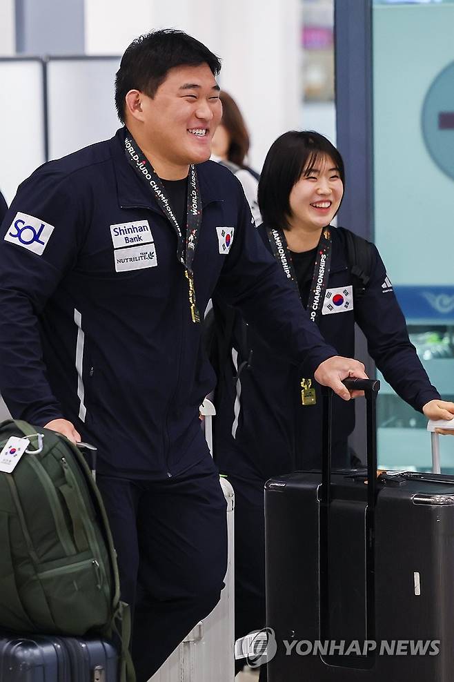 귀국하는 유도 김민종, 허미미 (영종도=연합뉴스) 윤동진 기자 = 2024 국제유도연맹(IJF) 세계유도선수권대회에서 금메달을 획득한 김민종(남자 100㎏ 이상급, 양평군청)과 허미미(여자 57㎏급, 경북체육회)가 인천국제공항 1터미널을 통해 입국하고 있다. 2024.5.26 mon@yna.co.kr