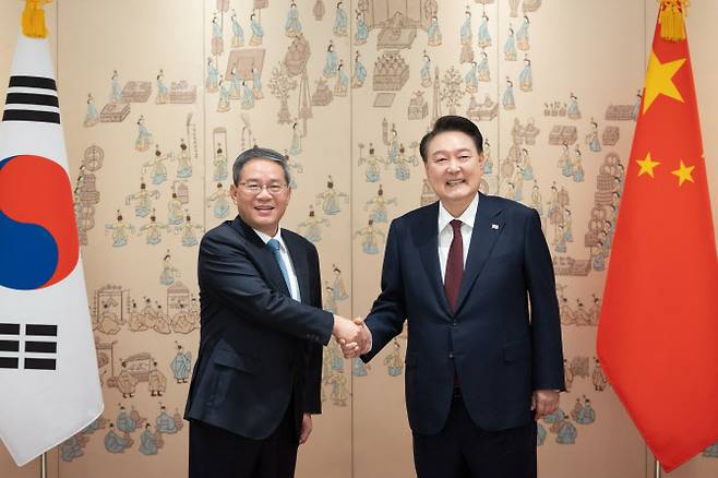 윤석열 대통령이 26일 서울 용산 대통령실 청사에서 리창 중국 국무원 총리와 악수하고 있다. (사진=연합뉴스)