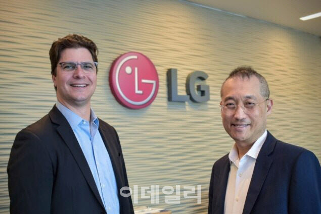 (왼쪽부터) 대런 사보 프라임포커스헬스 대표, 이석우 LG NOVA 대표(LG전자 혁신부문장).(사진=LG NOVA)