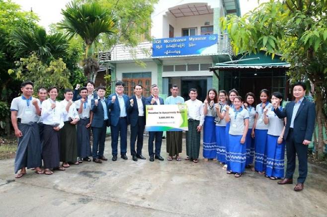 황병우(왼쪽 열 번째) DGB대구은행장이 지난해 6월 미얀마 에야와디를 방문해 에야와디 성금을 전달했다. 대구은행 제공.