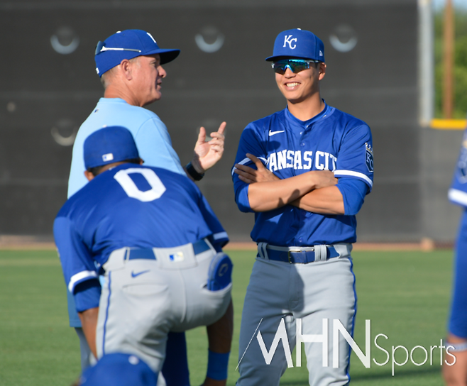 (서튼 감독(왼쪽)이 경기 전 엄형찬과 잠시 담소를 나누고 있다)