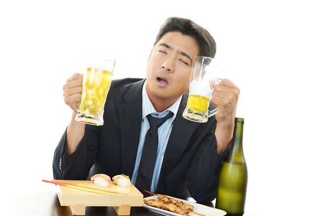 술을 너무 많이 마시면 탈수와 숙취 증상으로 불안감이 발생할 수 있다. [사진=게티이미지뱅크]