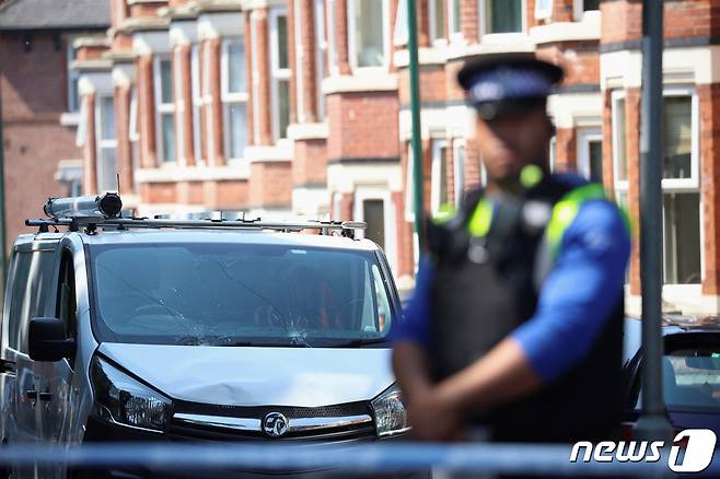 13일(현지시간) 영국 잉글랜드 노팅엄 길거리에서 경찰이 경계 태세로 주변을 살피고 있다.. 2023.06.13/ ⓒ 로이터=뉴스1 ⓒ News1 박재하 기자
