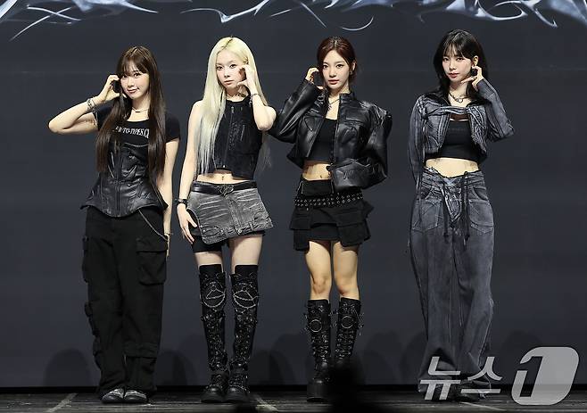 걸그룹 에스파가 27일 오후 서울 용산구 한남동 블루스퀘어 마스터카드홀에서 열린 첫 정규 앨범 ‘Armageddon’(아마겟돈) 발매 기념 쇼케이스에서 포즈를 취하고 있다. 2024.5.27/뉴스1 ⓒ News1 김진환 기자