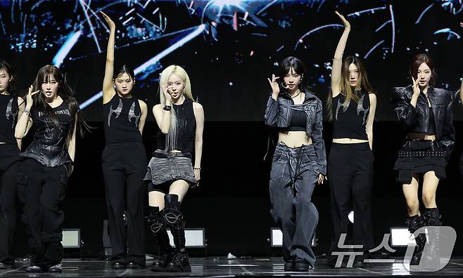 걸그룹 에스파가 27일 오후 서울 용산구 한남동 블루스퀘어 마스터카드홀에서 열린 첫 정규 앨범 ‘Armageddon’(아마겟돈) 발매 기념 쇼케이스에서 열정적인 무대를 펼치고 있다. 2024.5.27/뉴스1 ⓒ News1 김진환 기자