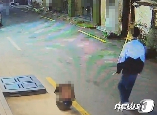 지난 4월10일 새벽 전북자치도 전주시에서 길가던 여성 2명을 폭행한 20대 남성이 찍힌 CCTV영상 캡처(독자 제공)2024.4.12/뉴스1