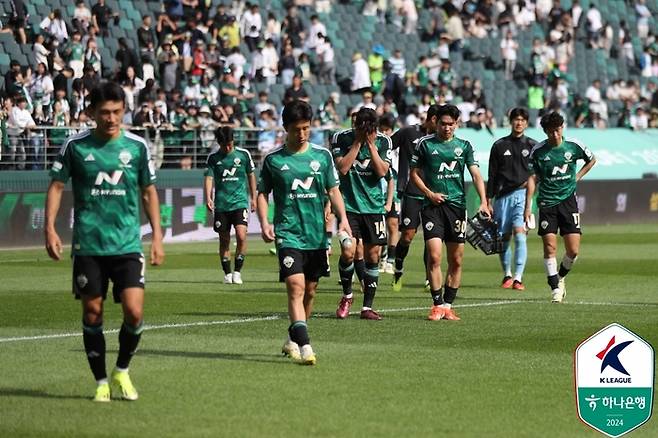 전북 선수들이 지난 12일 수원FC전에서 패한 뒤 아쉬워하고 있다. 제공 | 한국프로축구연맹