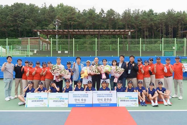 26일 농협대학교에서 열린‘2024 ITF NH농협은행 국제여자테니스투어대회’에서 결승 진출자 및 대회 관계자들이 기념촬영을 하고 있다. 사진 | NH농협은행