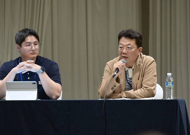정다워 기자(왼쪽)-변우덕 사무국장(오른쪽). 제공 | 한국배구연맹