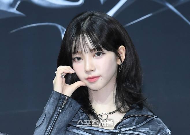 그룹 에스파의 카리나가 27일 서울 용산구 블루스퀘어 마스터카드홀에서 진행된 첫 정규 앨범 ‘아마겟돈(Armageddon)’ 발매 기념 미디어 쇼케이스에서 취재진을 향해 포즈를 취하고 있다. 이번 앨범은 에스파가 데뷔 4년 만에 처음으로 선보이는 정규 앨범으로, 더블 타이틀곡인 ‘아마겟돈(Armageddon)과 ‘슈퍼노바(Supernova)’를 비롯한 다채로운 매력의 10곡이 수록되어 있다. 2024. 5. 27. 박진업 기자 upandup@sportsseoul.com