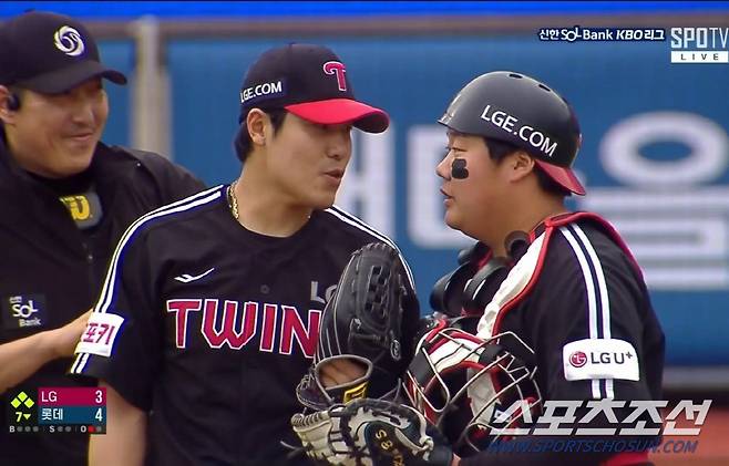 LG 김진성과 김범석이 12일 롯데전 7회말 1사 만루서 마운드에서 얘기를 나누는 장면. SPOTV 중계화면 캡처