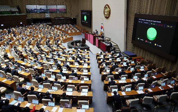 김진표 국회의장이 29일 국회에서 열린 본회의에서 의사봉을 두드리고 있다. 사진=김현민 기자 kimhyun81@