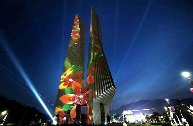 지난 22일 충남 천안 독립기념관에서 열린 2024 천안 K-컬처 박람회'에서 독립기념관을 대표하는 조형물인 겨레의 탑이 미디어 파사드를 비롯한 야간 조명으로 빛나고 있다. /신현종 기자