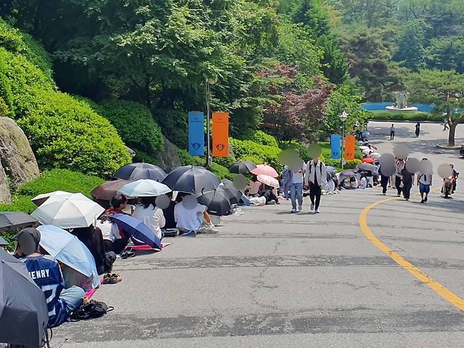 지난 22일 서울 동대문구 경희대에서 축제 공연 입장을 위해 학생들이 줄을 서고 있다. /강우석 기자