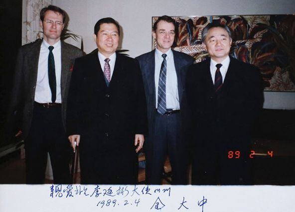 1989년 2월 평민당 총재로 스웨덴을 방문했던 김대중 전 대통령은 자신의 친필사인이 담긴 사진을 보내주었다./월간조선