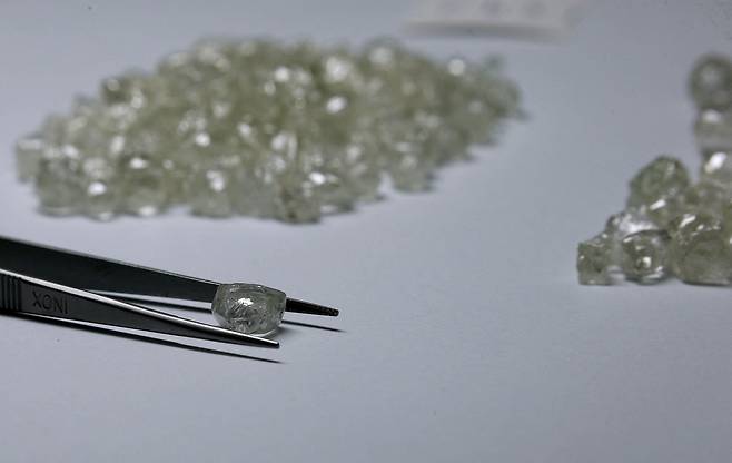 보츠와나 가보로네에서 열린 드비어스 글로벌 사이트홀더 세일즈(GSS)에서 전시된 다이아몬드. / 로이터