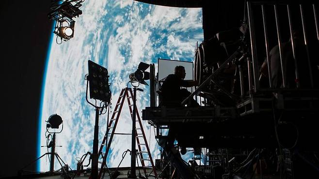 영화 제작진이 스튜디오 벽에 나타난 지구의 모습을 촬영하고 있다. 가상 스튜디오 촬영은 탄소 배출을 줄이고 기후위기에 대응하는 대안으로 떠오르고 있다. /미 지속가능한제작자연합(SPA)