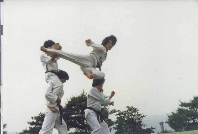 정국현 교수가 젊은 시절 발차기 시범을 보이고 있다. 정국현 교수