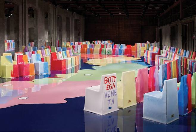 가에타노 페셰가 디자인한 보테가 베네타의 2023 S/S 컬렉션 쇼장. 알록달록한 의자가 패션쇼를 더욱 풍성하게 만들었다.