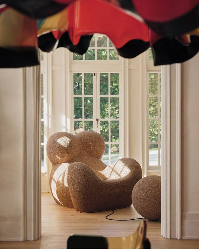 지난해 로스앤젤레스 ‘더 퓨처 퍼펙트(The Future Perfect)’ 갤러리에서 열린 가에타노 페셰의 개인전. 코르크로 만든 그의 대표적인 ‘UP 5&6’ 의자가 주인공처럼 놓여 있다.