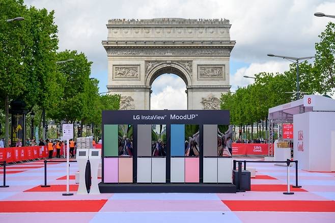 'LG전자는 26일(현지시간) 파리 랜드마크인 샹젤리제 거리에서 '무드업 냉장고' 프랑스 출시를 알리는 체험 행사를 개최했다.