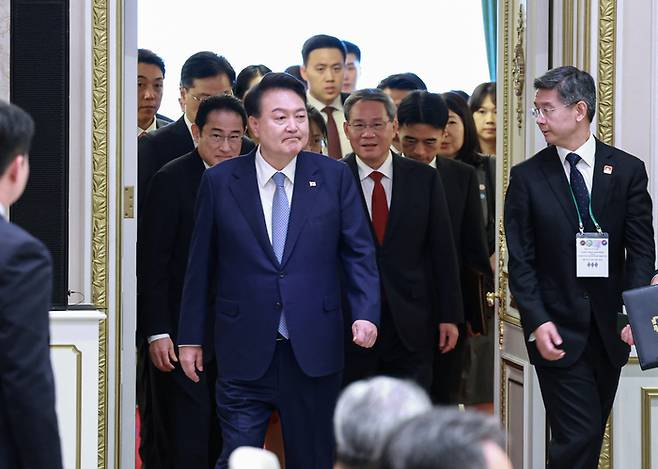 윤석열 대통령과 기시다 후미오 일본 총리, 리창 중국 국무원 총리가 27일 청와대 영빈관에서 열린 제9차 한일중 정상회의에 입장하고 있다. 연합뉴스