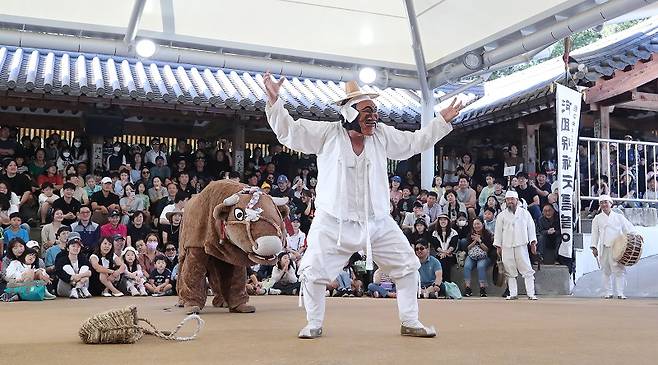 2일 오후 경북 안동시 풍천면 하회마을을 찾은 관광객들이 하회별신굿탈놀이를 관람하며 추석 연휴를 즐기고 있다. 2023.10.2.(ⓒ뉴스1, 무단 전재-재배포 금지)