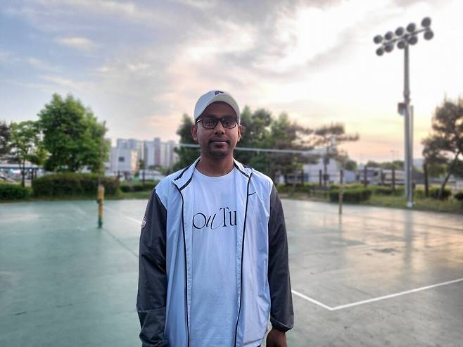 지난 13일 경기 양주시에서 한겨레와 인터뷰 중인 방글라데시 이주노동자 만달 마힘. 이지혜 기자