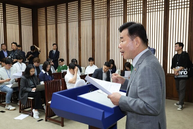 김진표 국회의장이 26일 서울 여의도 국회의장실에서 연금개혁과 관련해 기자간담회를 열고 있다. 김 의장은 “연금개혁을 21대 국회에서 마무리 짓자”고 제안했다. 김봉규 선임기자 bong9@hani.co.kr