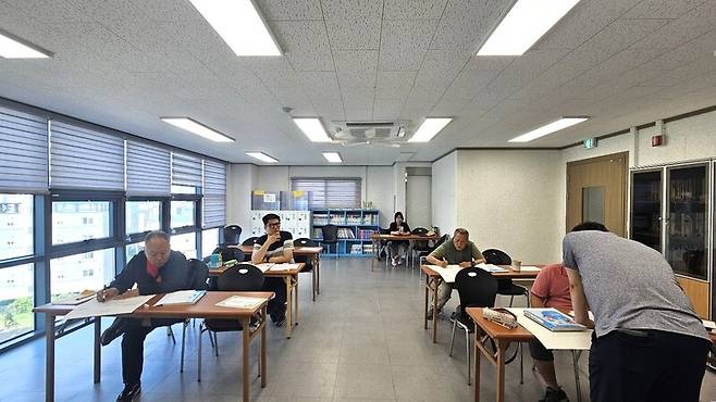 지난 23일 오전 대구 동구 질라라비장애인야학 5층 중3 학생들이 국어 수업을 하고 있다. 김규현 기자