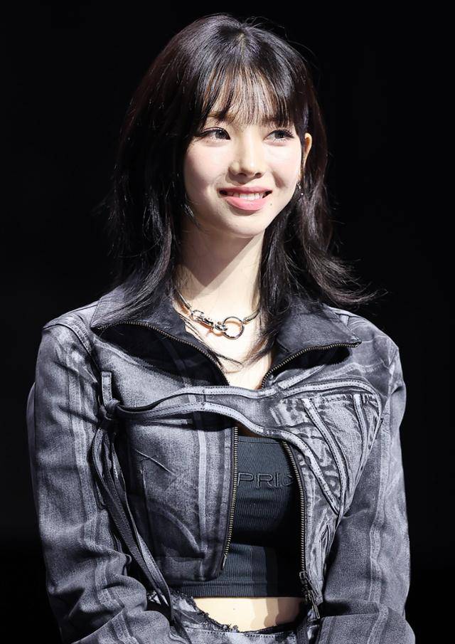 그룹 에스파의 카리나가 27일 오후 서울 용산구 한남동 블루스퀘어 마스터카드홀에서 열린 첫 정규 앨범 ‘아마겟돈' 발매 기념 쇼케이스에서 미소를 짓고 있다. 뉴스1